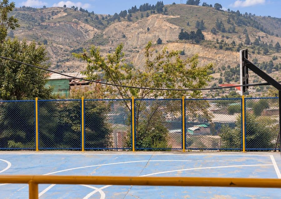 Gemeinschaftssportplatz mit den Bergen von Soacha im Hintergrund