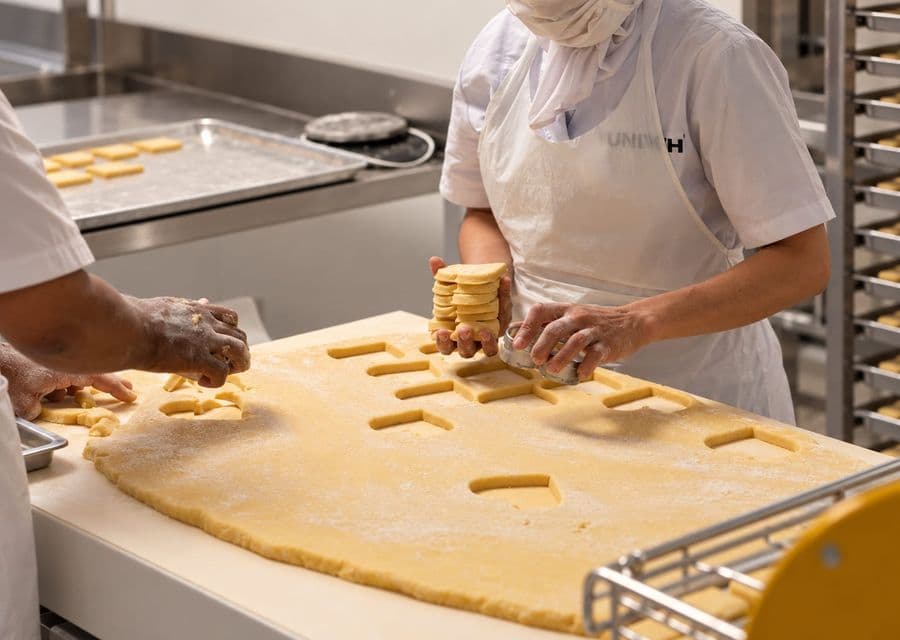 Corte de la masa de galletas en la fábrica
