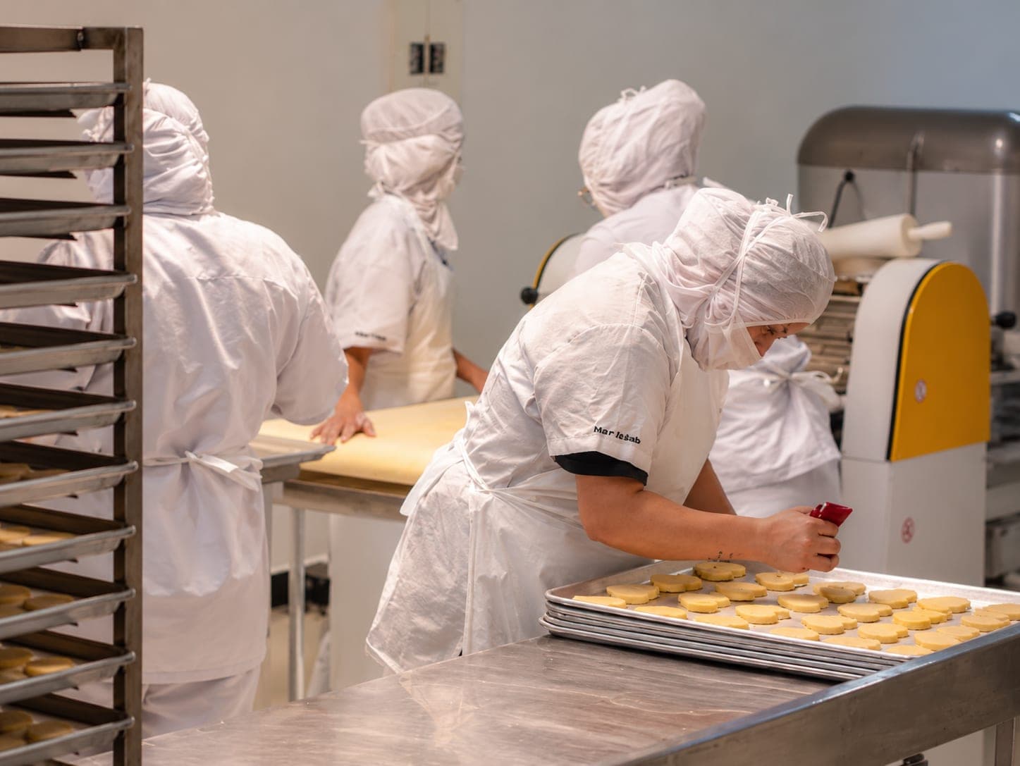 Equipo de la fábrica de galletas decorando una bandeja