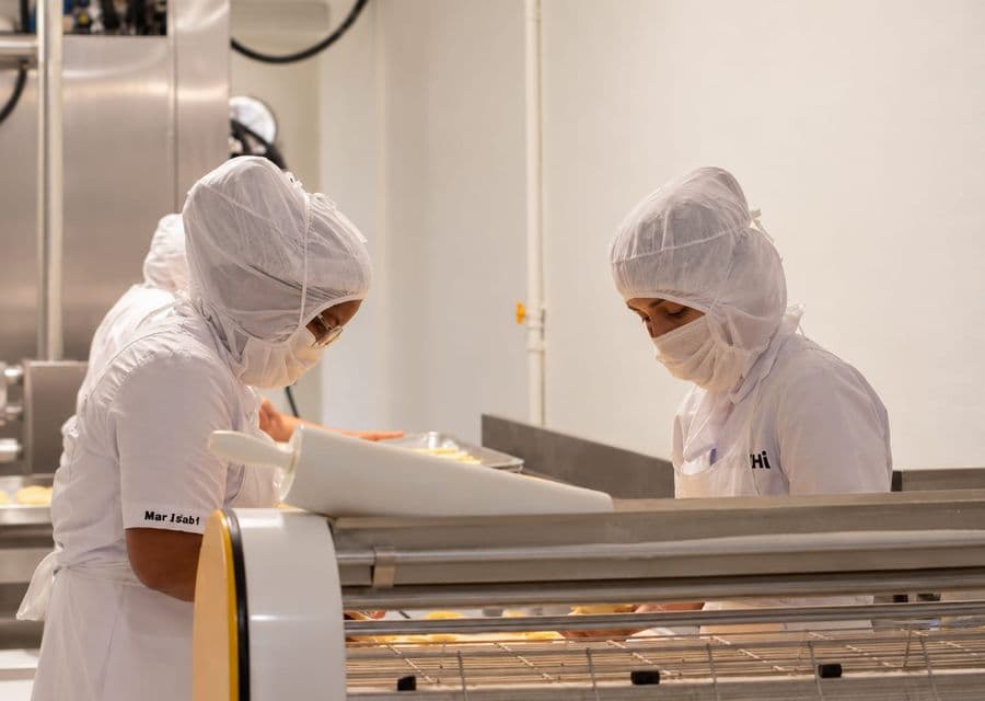 Dos mujeres del equipo de producción trabajando en la fábrica