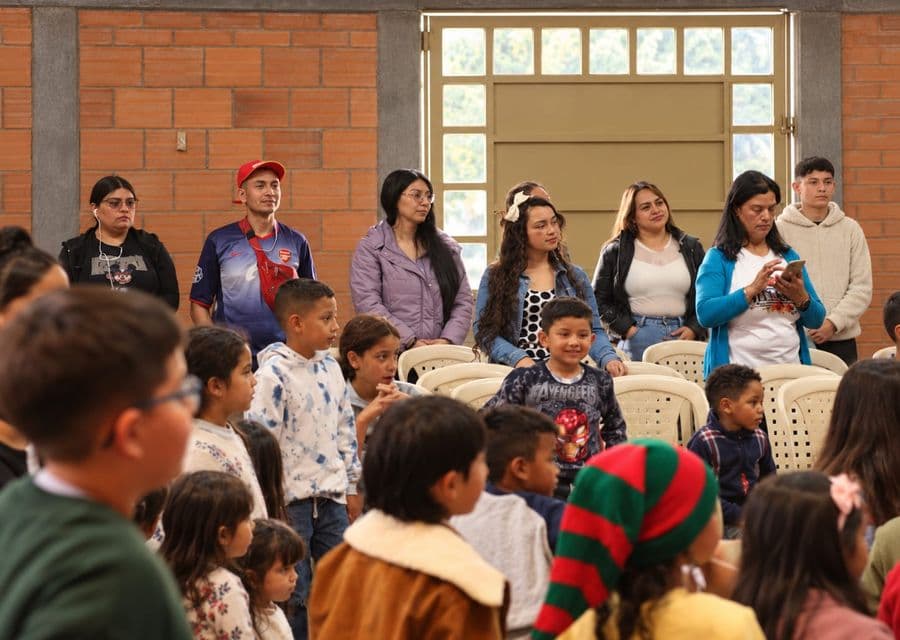 Madres y niños durante un evento de la fundación