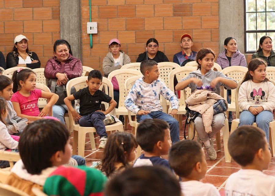 Familias y niños reunidos en el salón comunal