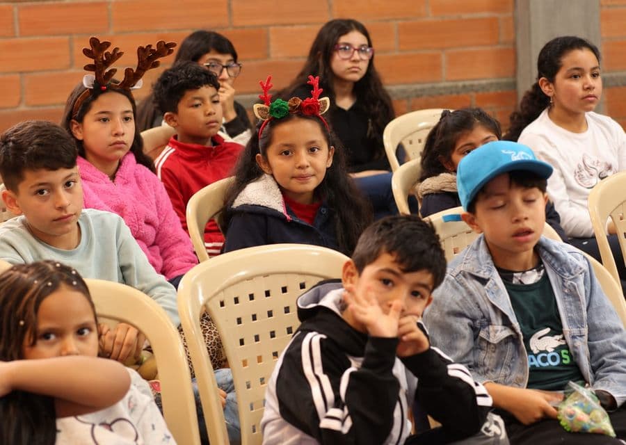 Grupo de niñas y niños en una actividad de la fundación