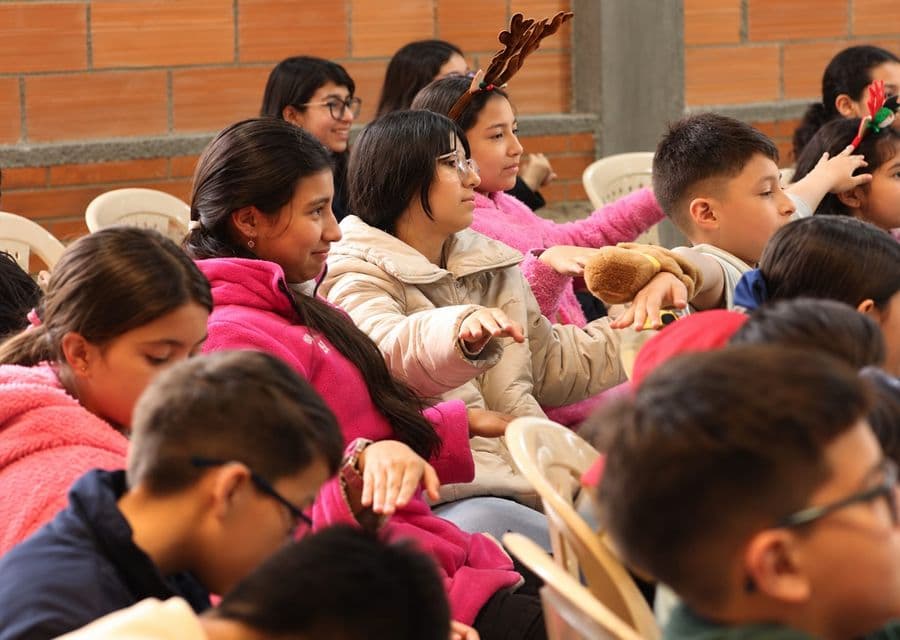 Niñas y niños reunidos durante una entrega de la fundación