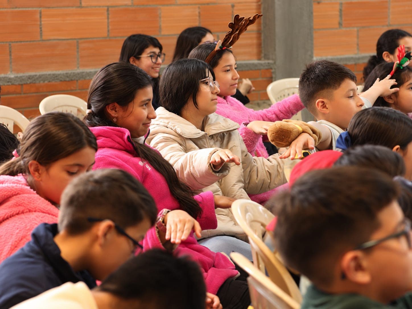 Niñas y niños reunidos durante una entrega de la fundación