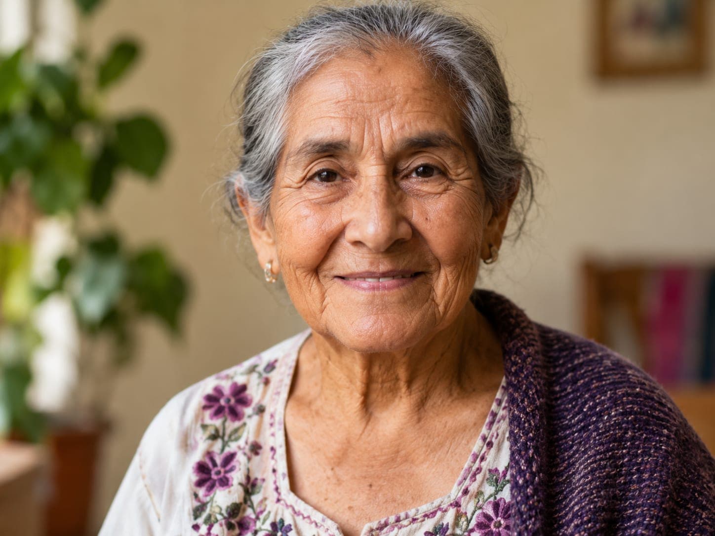 Mujer mayor sonriente con chal morado
