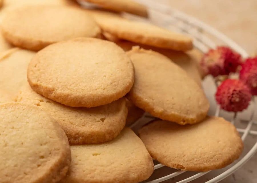 Biscotti al burro su una griglia