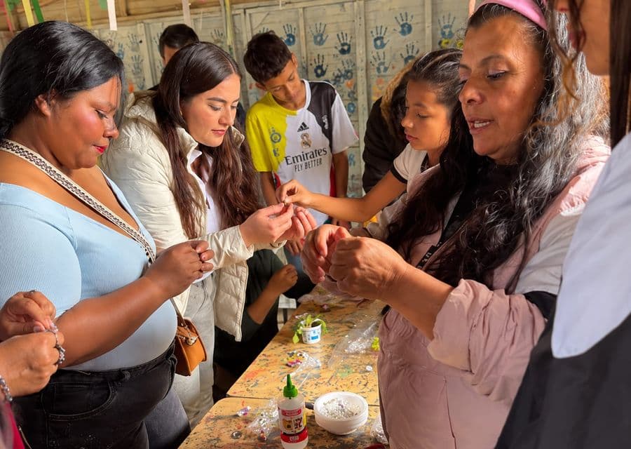 Madres e hijos elaboran manualidades en un taller