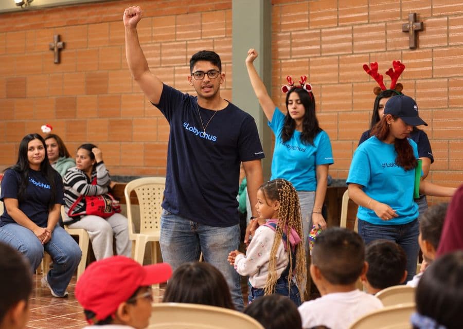 Voluntarios dirigen una dinámica con niños