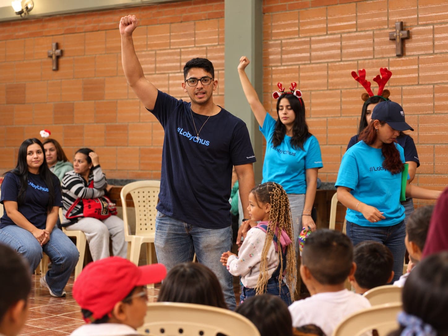 Voluntarios dirigen una dinámica con niños